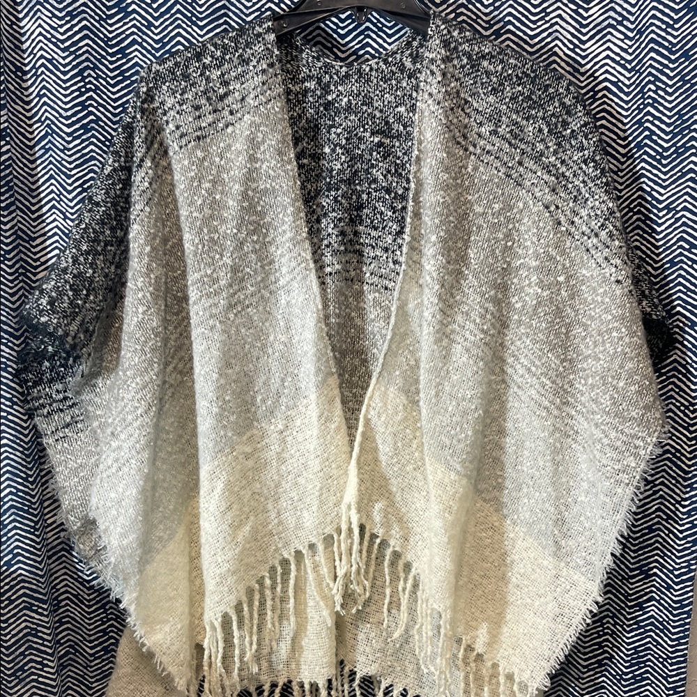 Source Unknown Black and Cream Wrap